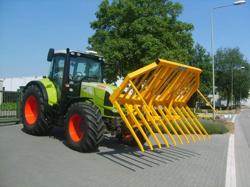 Kippgabel am CLAAS Traktor